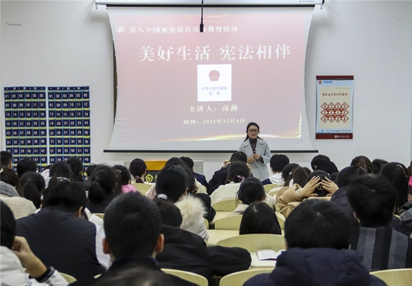 顾继红摄)泰州职业技术学院的学生们学习宪法(央广网发 顾继红摄)泰州