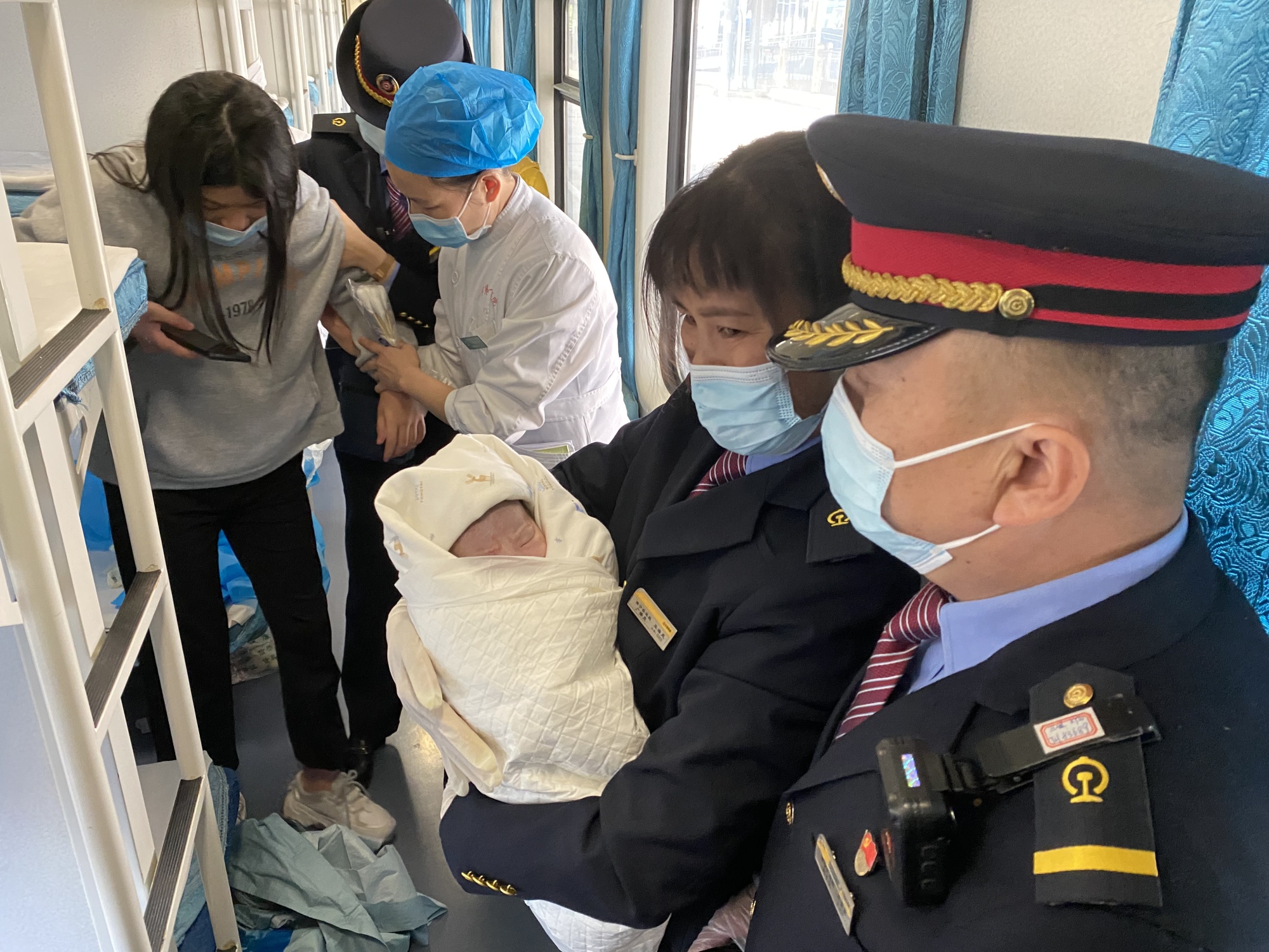 孕妇突然临盆 列车为新生命多停留29分钟_央广网
