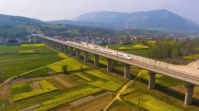 焦点图西成高铁全长658公里,是我国第一条穿越秦岭的高速铁路,也被称