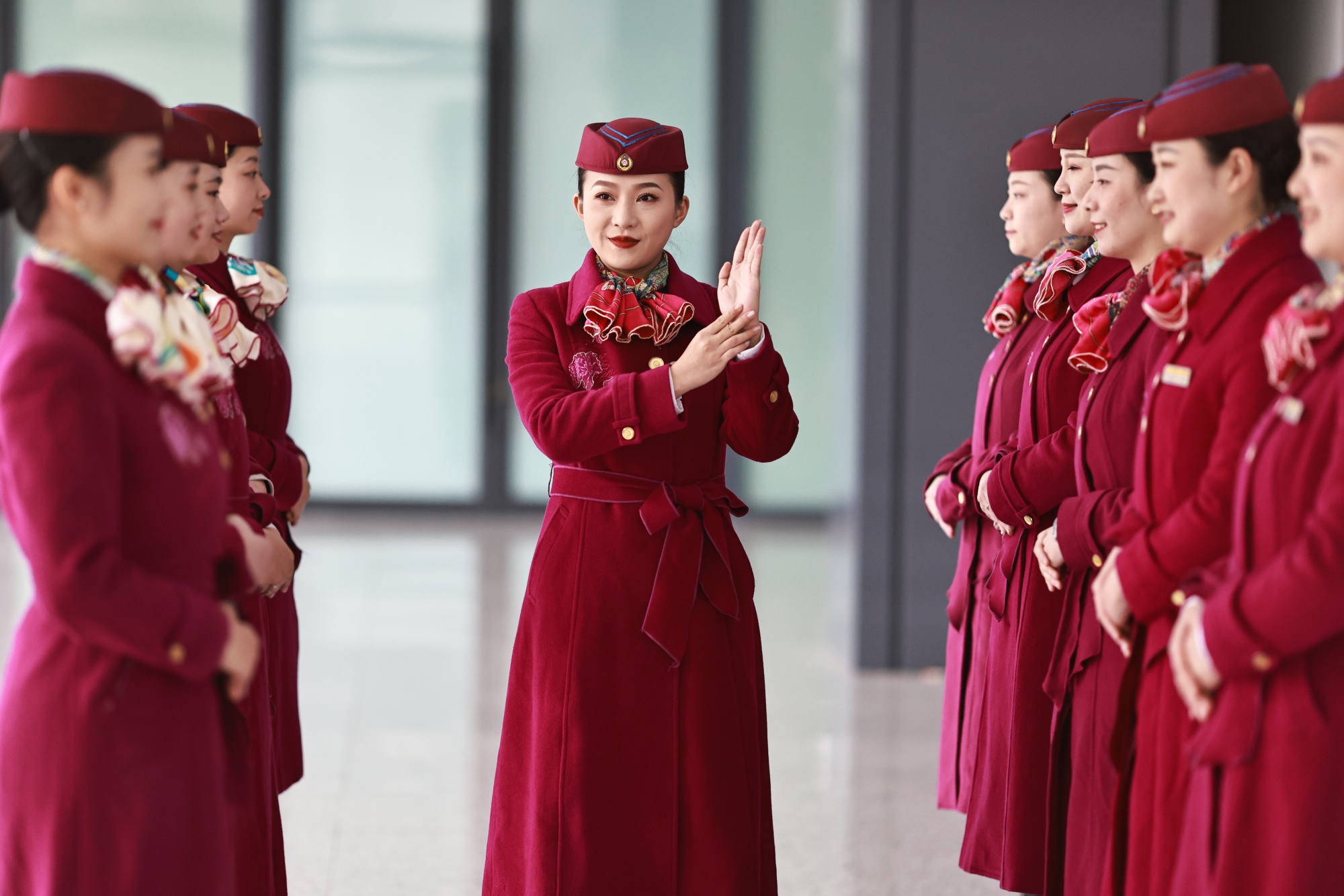 专业礼仪10年服务 90后女列车长这样值乘