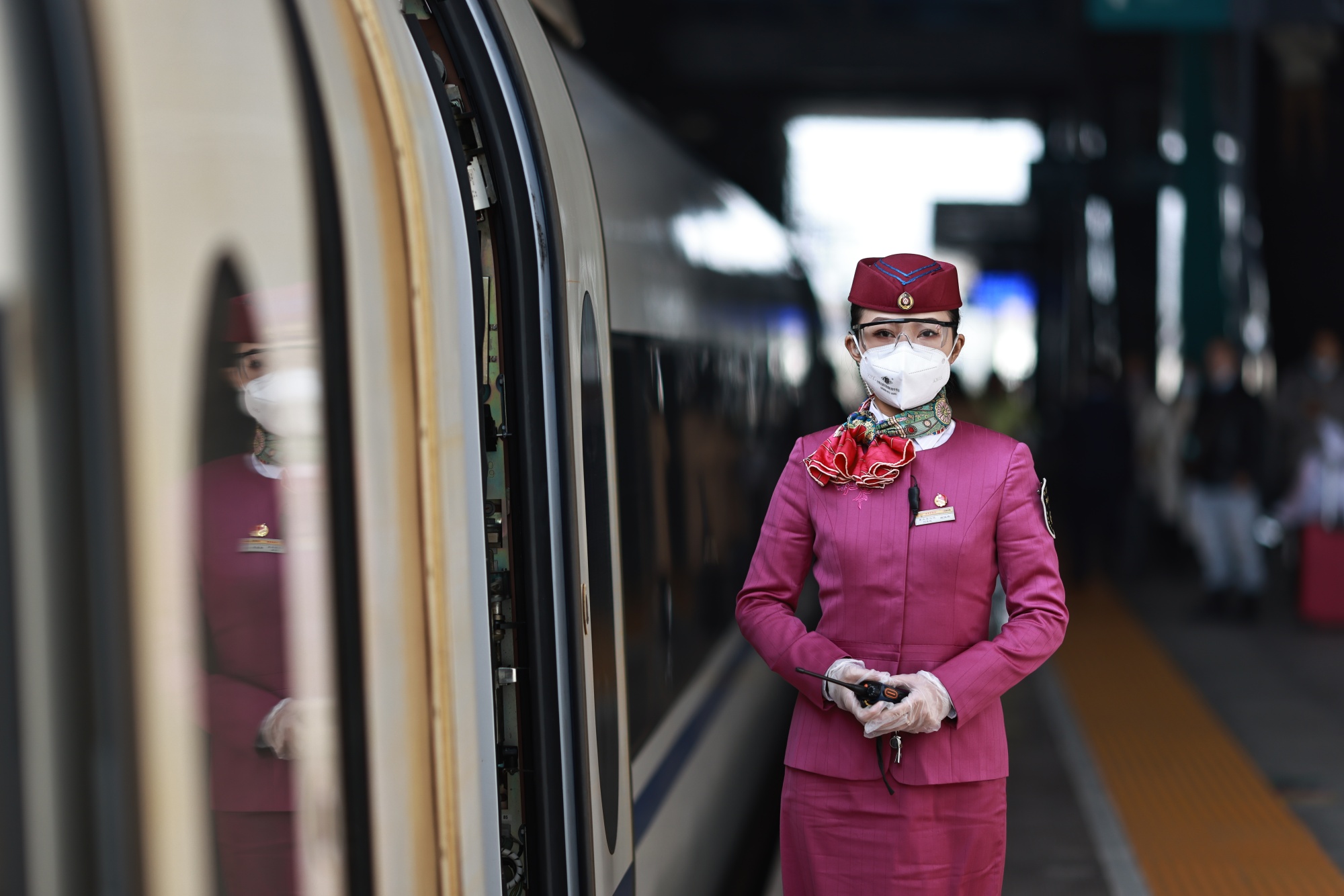 專業禮儀10年服務 90後女列車長這樣值乘