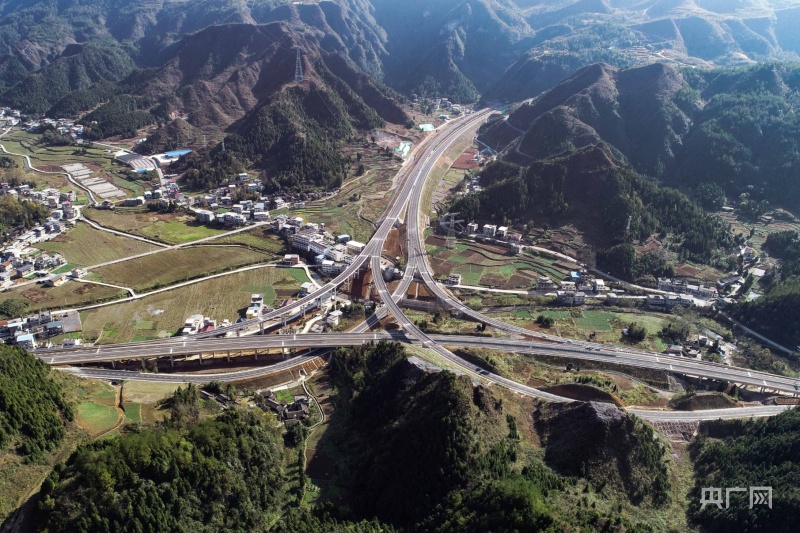 贵州铜仁沿印松高速公路即将建成通车