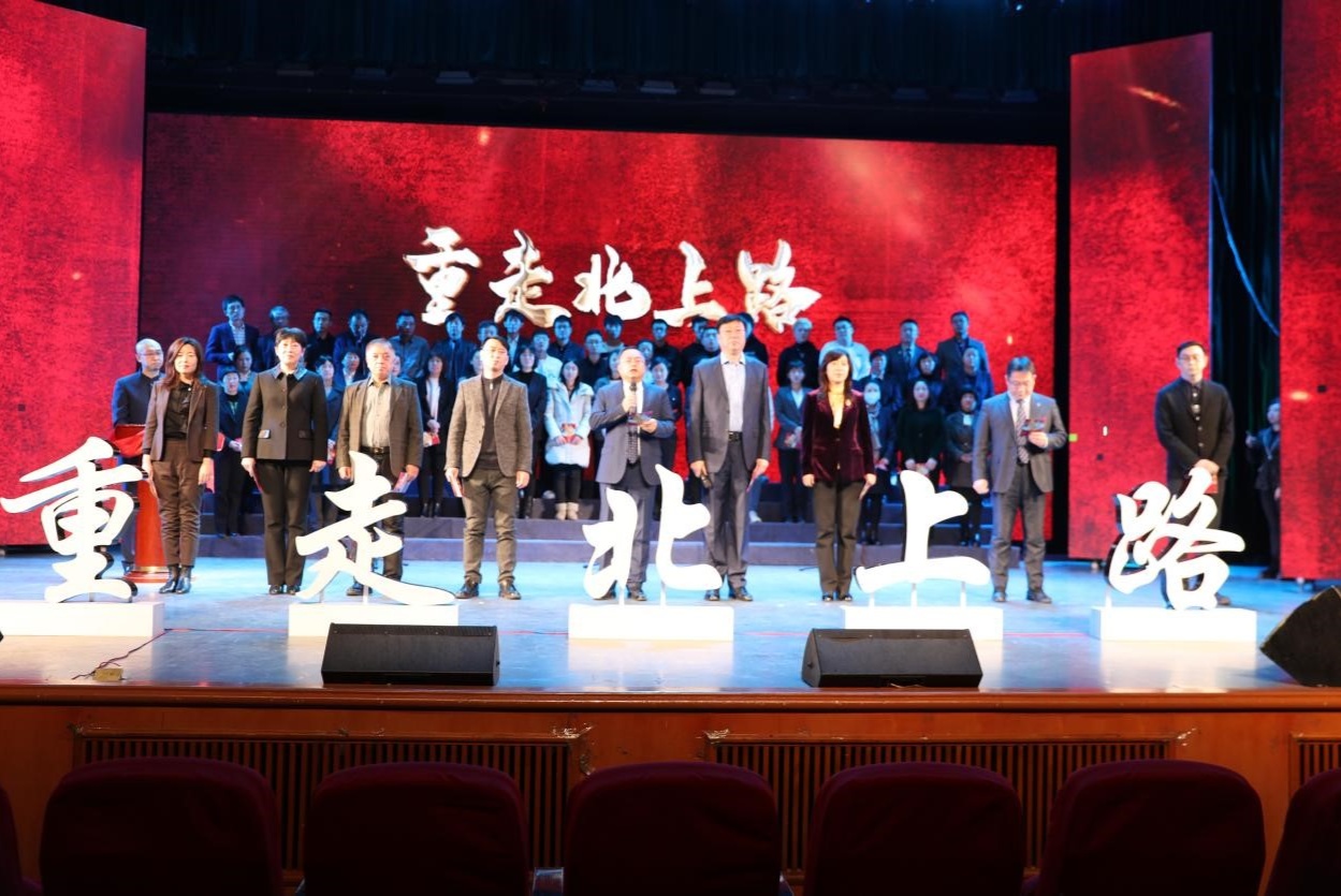 人士的"跨时空"明信片(央广网发 马瑛摄)邀请党外人士在新百年新起点