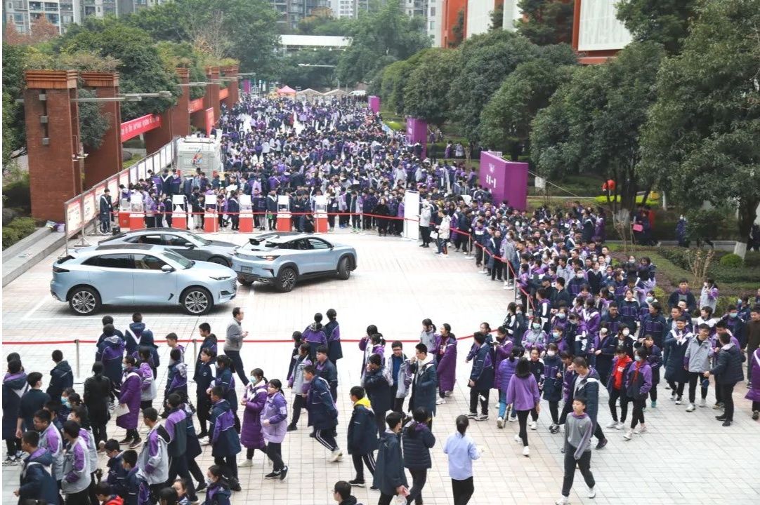 重庆鲁能巴蜀中学举行第七届校园科技文化节