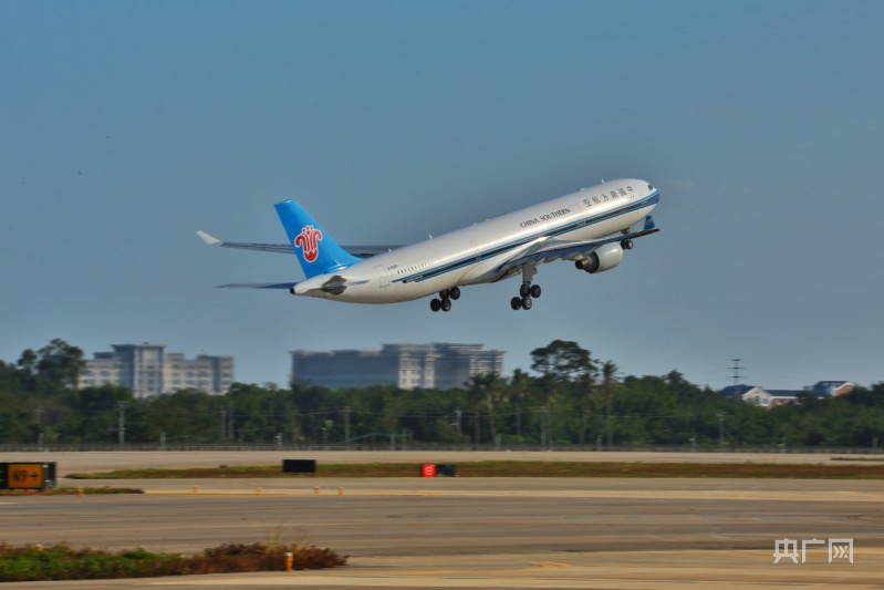 南航航班从美兰机场t2航站楼起飞.李红波 摄 央广网发