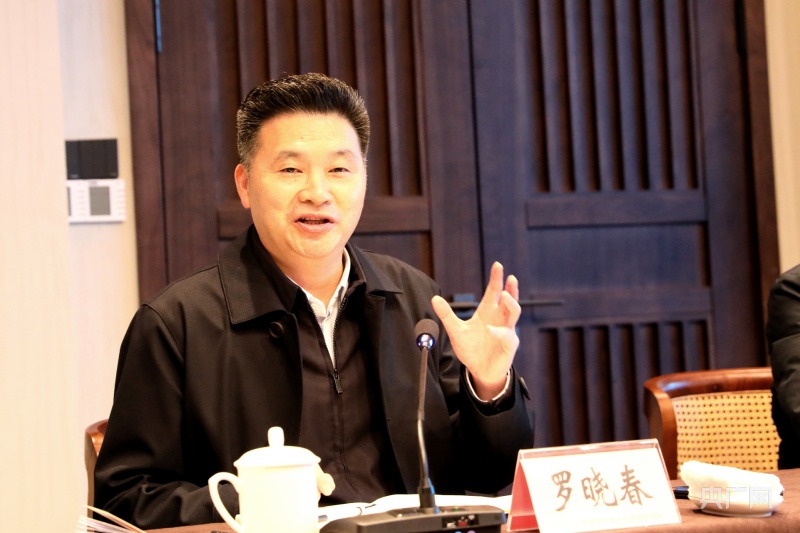 大足区委副书记罗晓春(央广网发 王海摄)"大足石刻文化公园有多大呢?