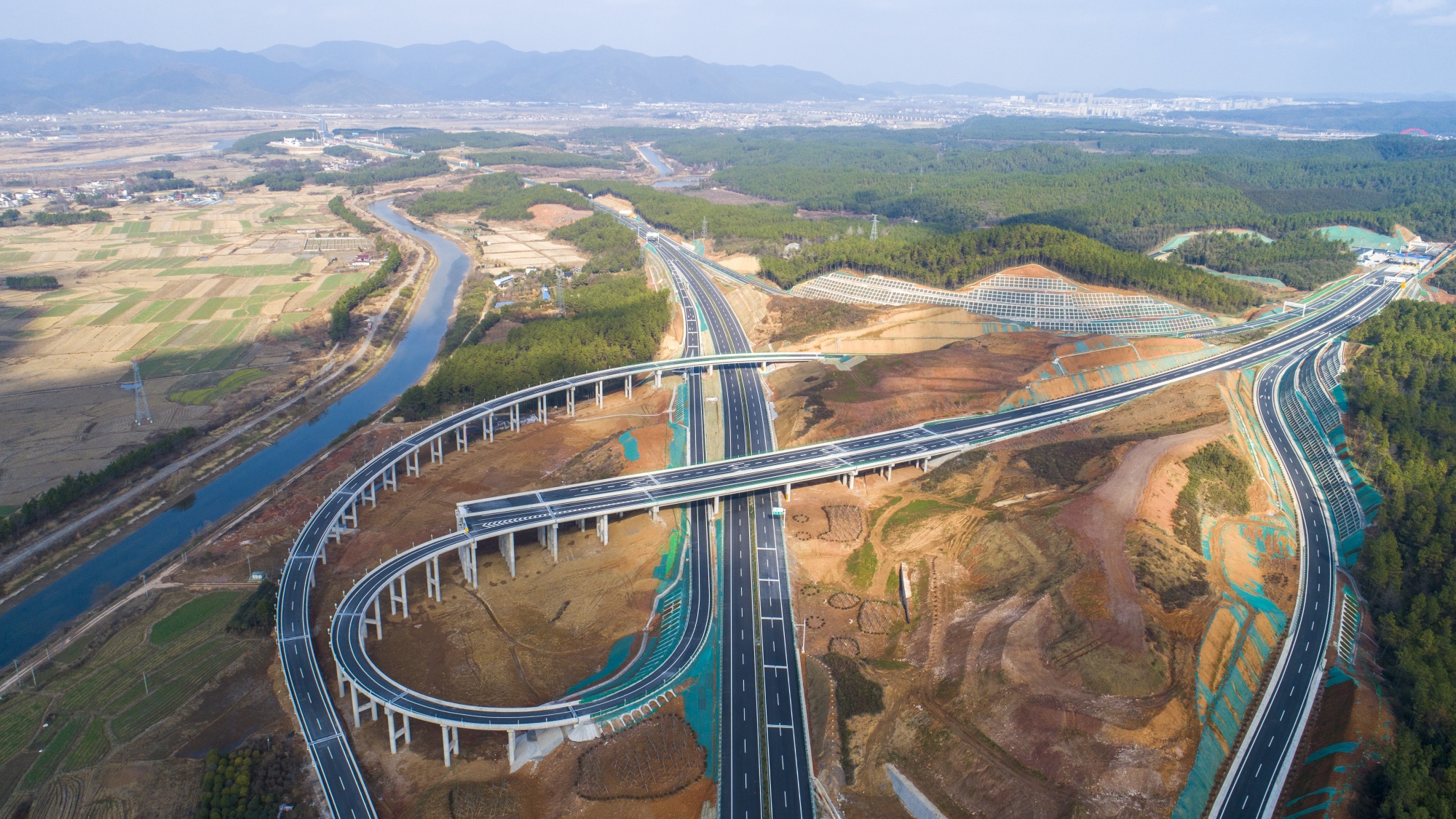 "以省会合肥为枢纽,建设东西南北贯通线十字形主骨架高速公路"的构想