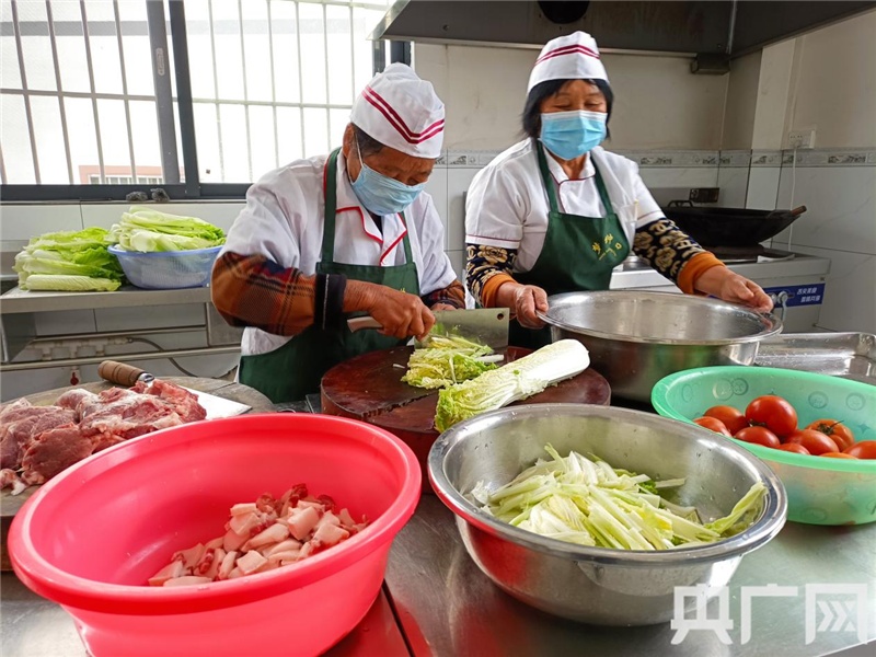 乡村振兴看八桂贵港家门口建起老人食堂为长者烹饪暖心餐