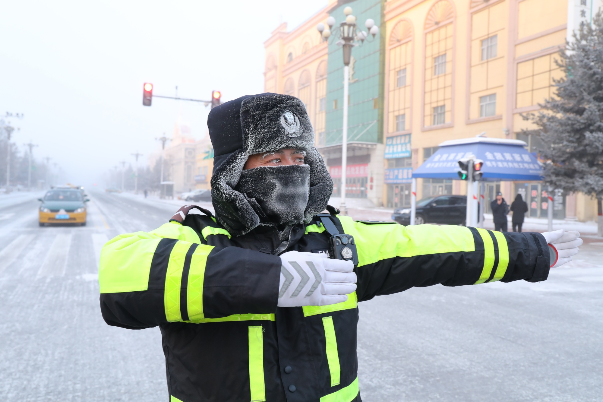 漠河市委宣传部 供图外出市民已经换上了最厚的冬装.