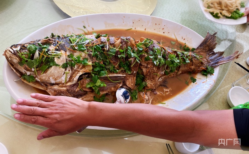 鱼跃吉林鲜美溢出屏幕查干湖全鱼宴来啦