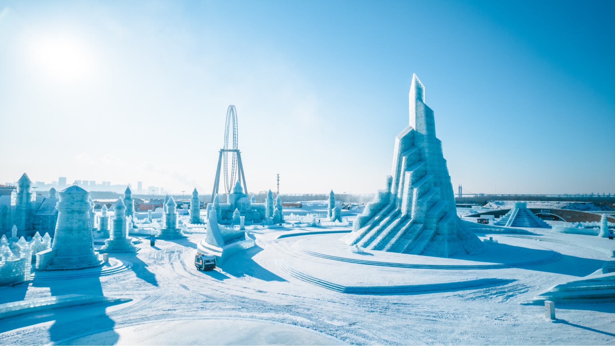 高清组图哈尔滨冰雪大世界白日晶莹剔透夜晚流光溢彩