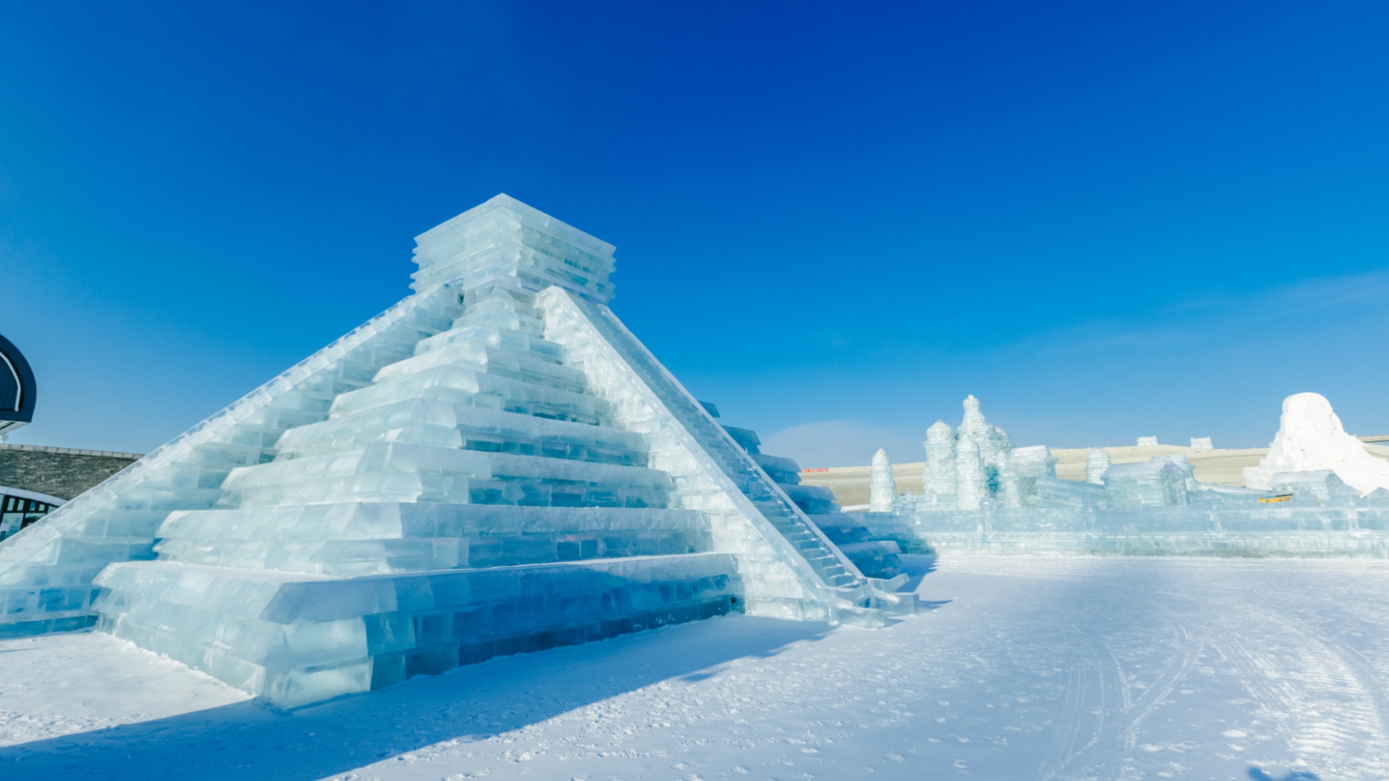 高清组图哈尔滨冰雪大世界白日晶莹剔透夜晚流光溢彩