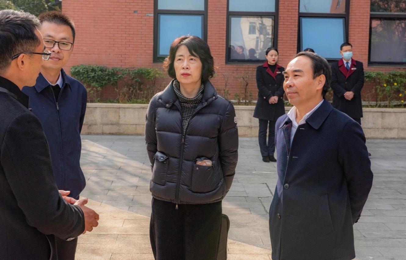 重庆市教委副主任邓睿调研重庆第一双语学校