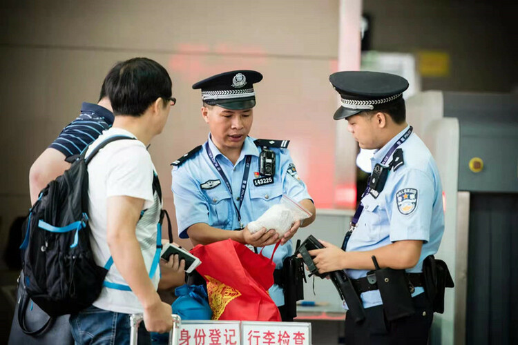 温州交警铁男图片