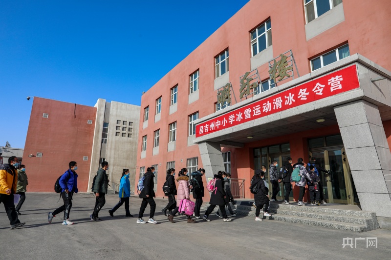 新疆昌吉学校速度滑冰比赛在呼图壁开赛