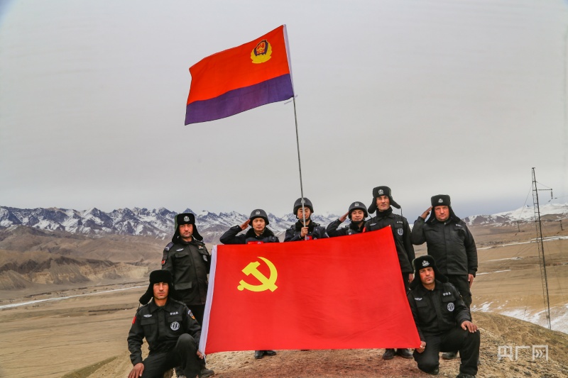 结束后,队员们还在海拔4100米的"盘龙古道"顶端向警旗敬礼致敬,与党旗