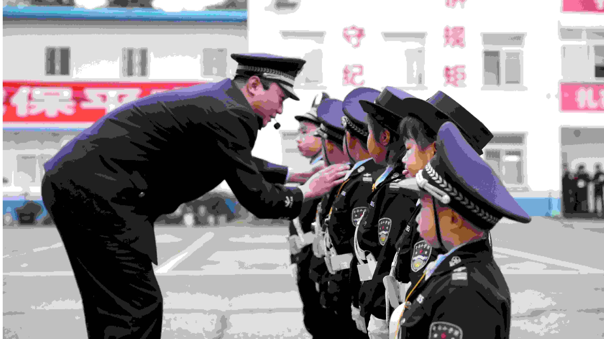 铁路乘警给孩子们上了一堂严肃活泼的岗前特训课,身穿小警察服装的