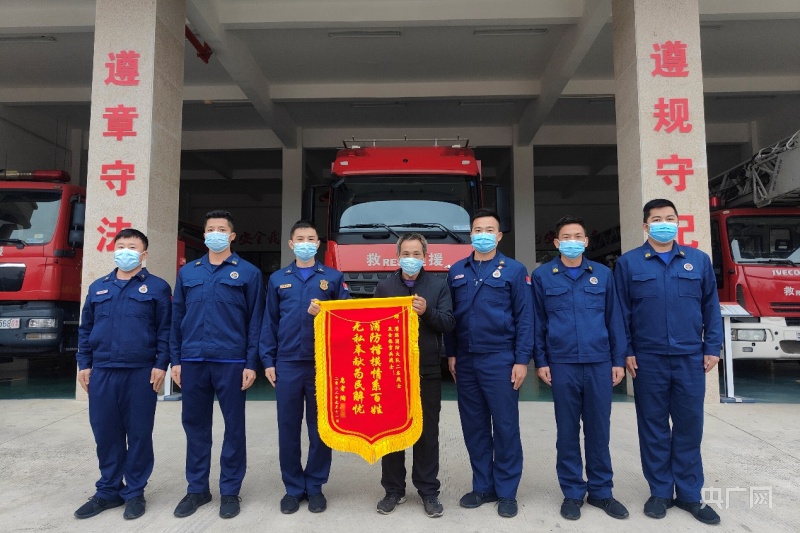 广东东莞清溪党建引领办实事群众感恩赠锦旗