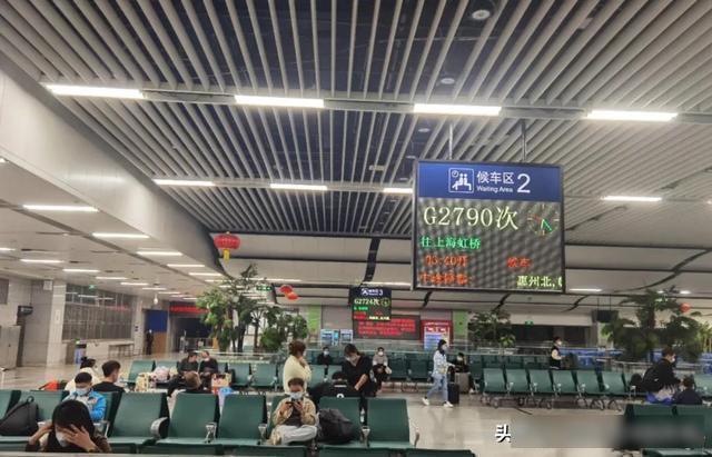 深圳北站候车室,有不少旅客已开始踏上回家的旅途.