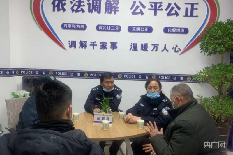 且末县公安局民警,司法所工作人员在调解室调解辖区矛盾纠纷.