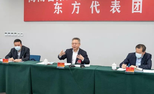 毛万春,罗保铭,徐启方,关进平,冯忠华等代表参加审议.