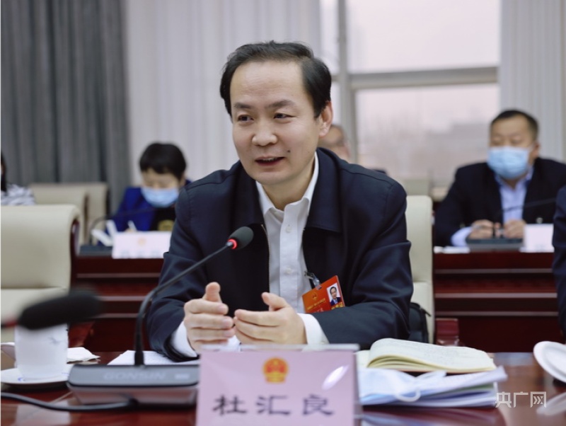 内蒙古自治区人大代表,鄂尔多斯市委副书记,代市长杜汇良(央广网发