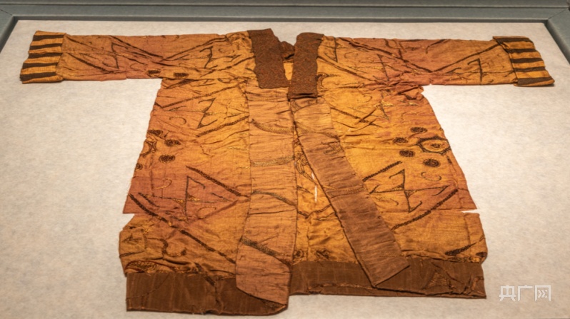 墓的凤鸟花卉纹锦袍等文物将先秦时期中国丝织业的发展故事娓娓道来