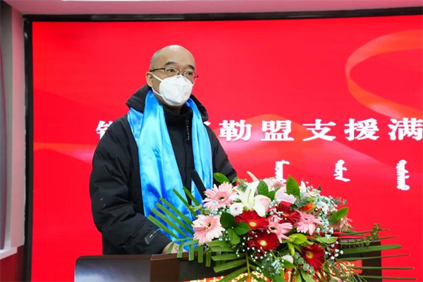 锡林郭勒盟中心医院党委副书记,院长王洪武致辞,对医务人员的付出表示