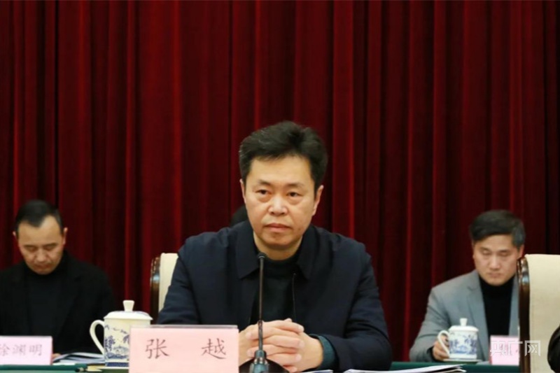 主席张越宣读了《关于更替,增补省文联第九届委员会委员,常委的决定》