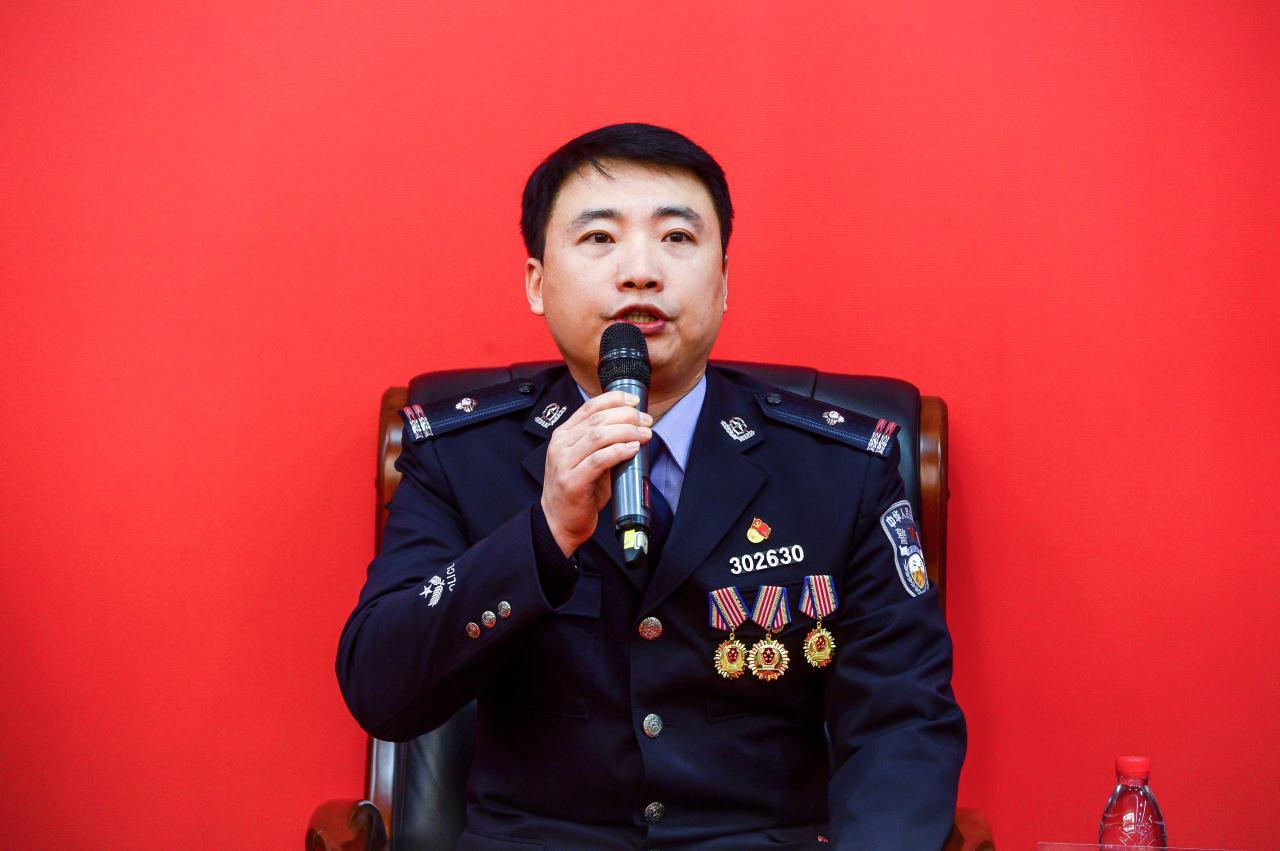 最美渝警楷模王锟办案说法的幕后英雄