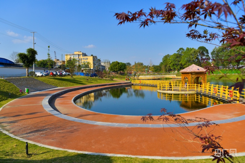 近年来,崇州市政协积极搭建基层协商平台,在全市15个镇街增挂了"中国