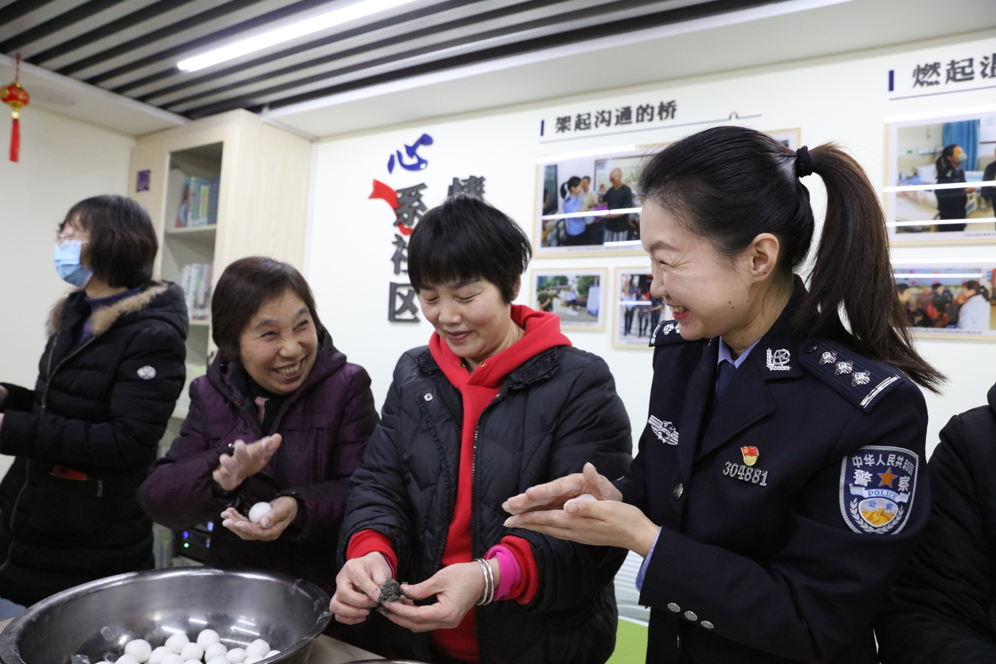 "在重庆市沙坪坝区三千城小区里的聋人活动室里,时常响起欢快的笑声.