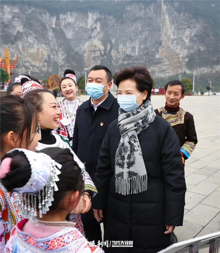 习近平总书记在我省视察时,第一站就来到黔西市新仁苗族乡化屋村调研