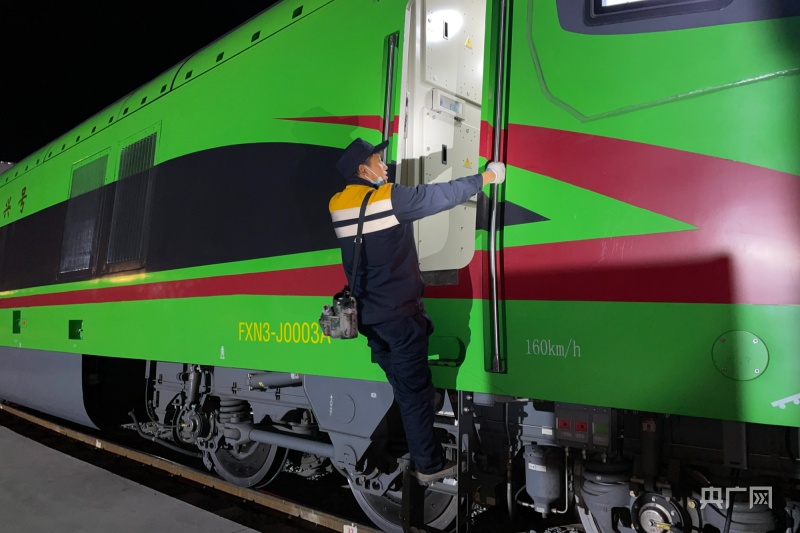 "凌晨2点40分,这帮年轻人又匆匆赶到1股道,处理机车fxn3-j-0001