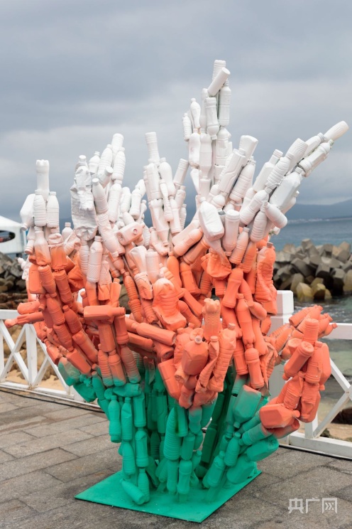 由海洋垃圾,塑料瓶等制作而成的珊瑚造型艺术装置(央广网发 贾希嘉 摄