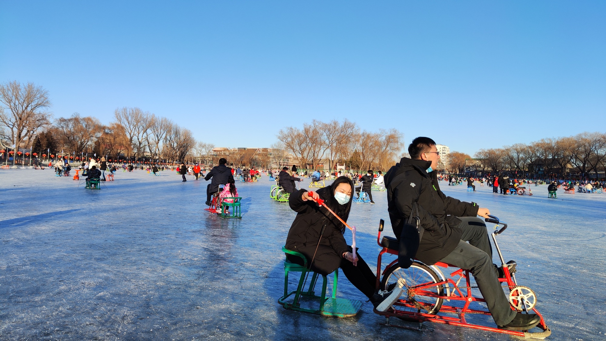 春节假期点燃冰雪运动北京什刹海冰场人气火热