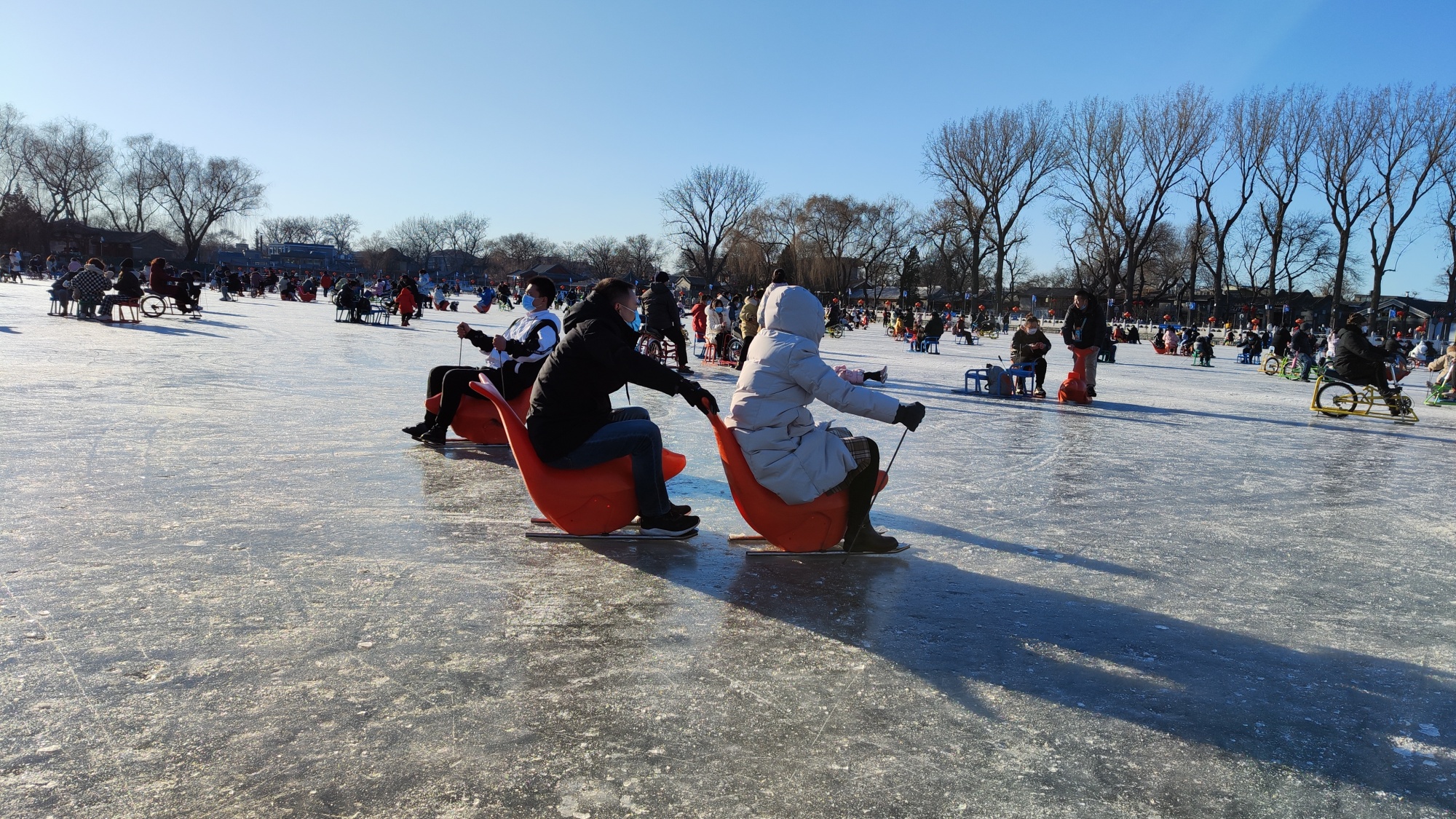 春节假期点燃冰雪运动 北京什刹海冰场人气火热