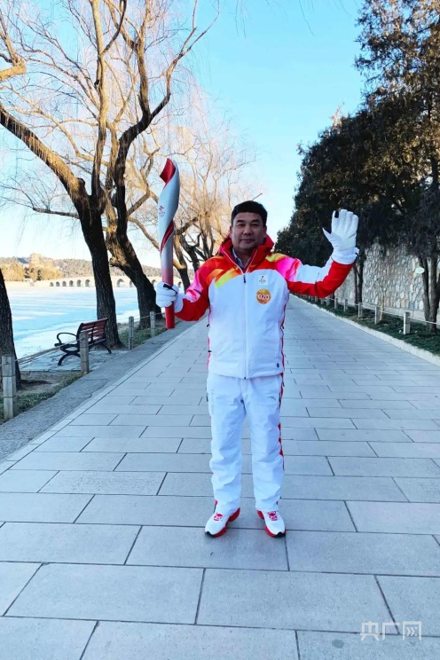 库尔班·尼亚孜参加北京冬奥会火炬传递_央广网