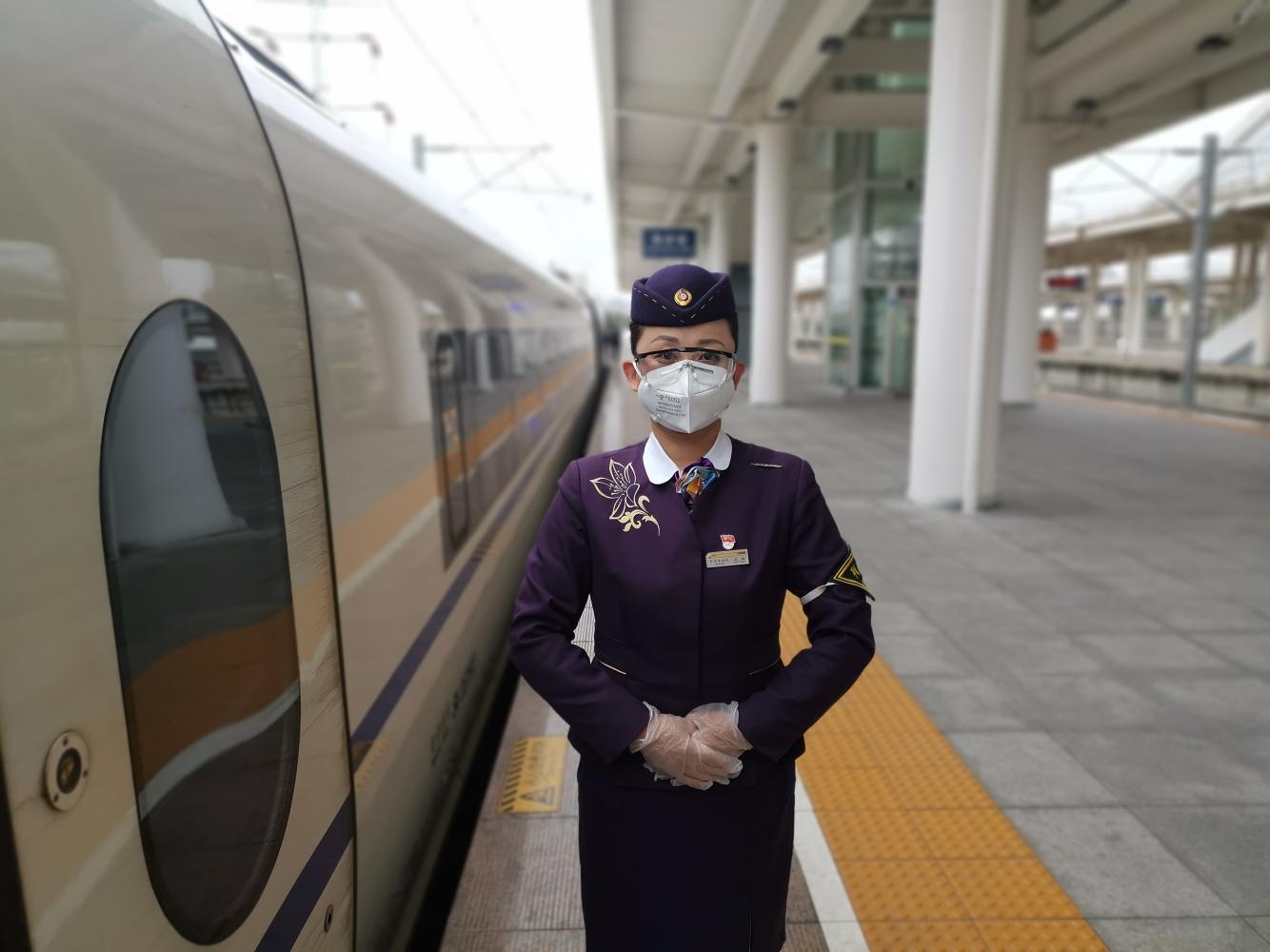 新春走基层高铁列车长王镇的三过家门