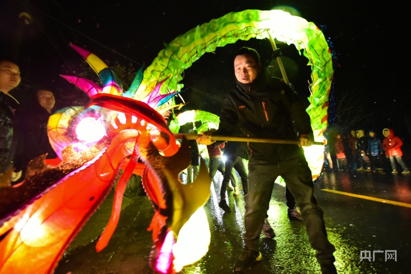 贵州松桃非遗滚龙闹新春