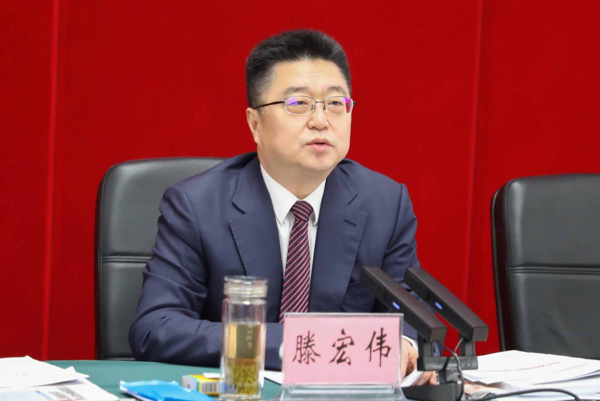 滕宏伟向突出贡献企业表示诚挚祝贺,向为江北发展作出贡献的广大市场