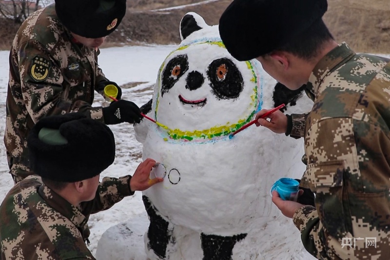 军人堆雪人图片图片