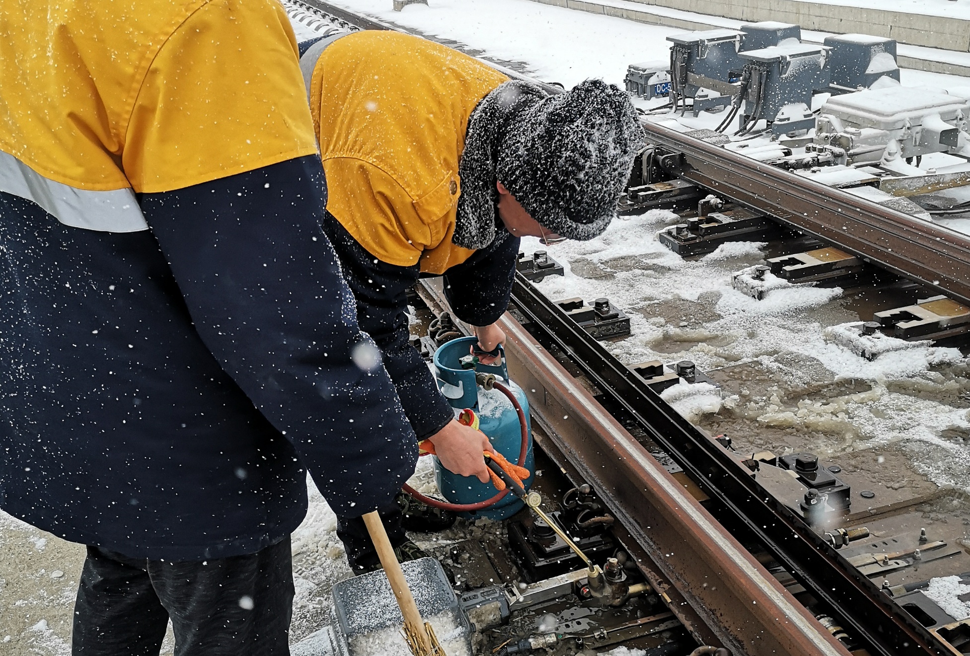 图集应对节后首场降雪北京高铁工务段近千名职工返岗