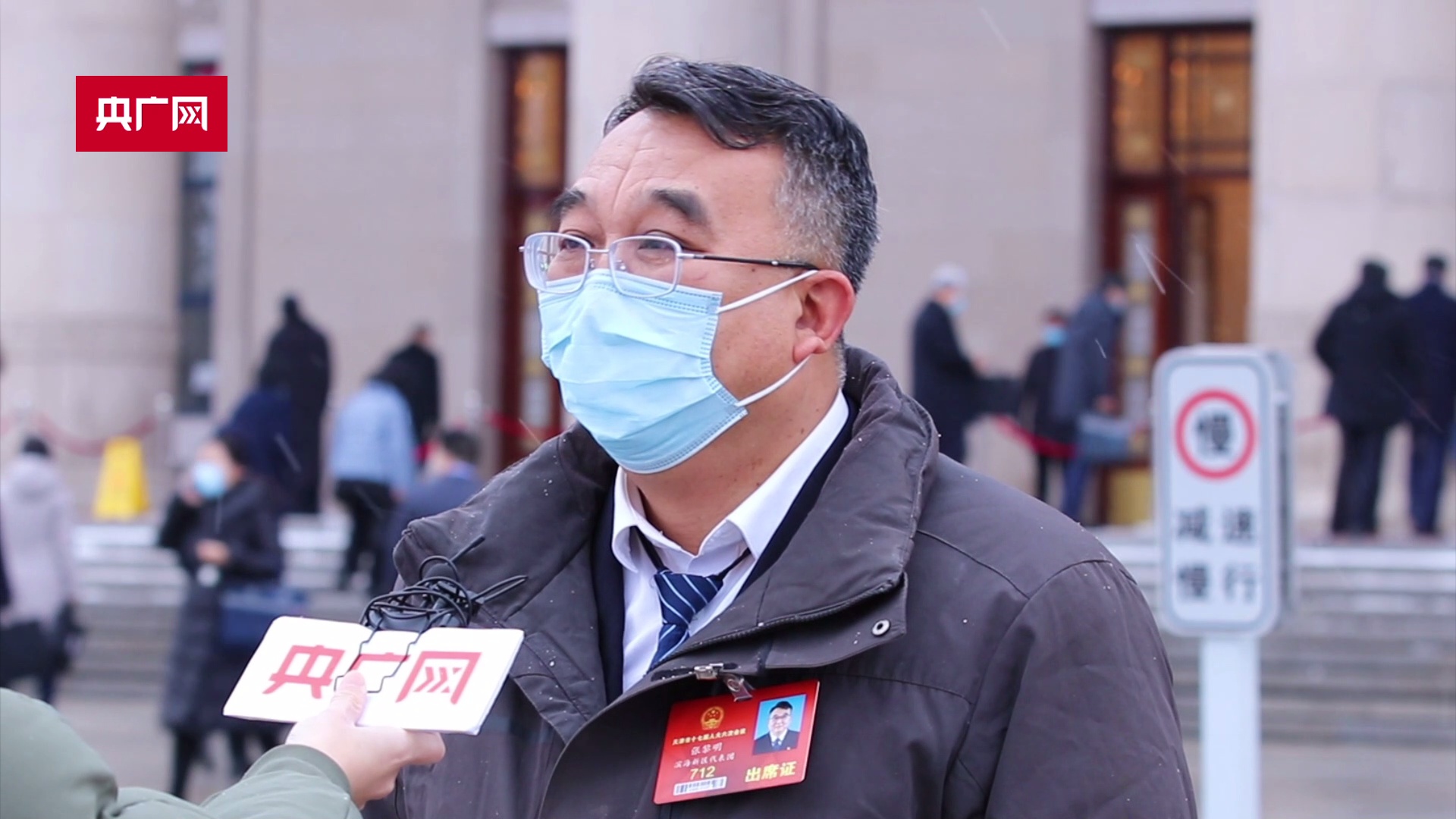 津年话发展天津市人大代表张黎明立足岗位创新升级配网带电作业机器人