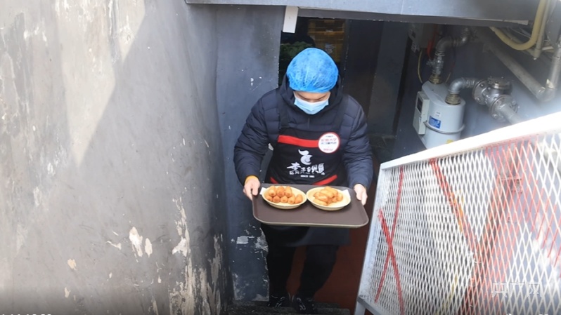 名校大学生重庆餐馆端盘子洗碗:觉得脑子不够用