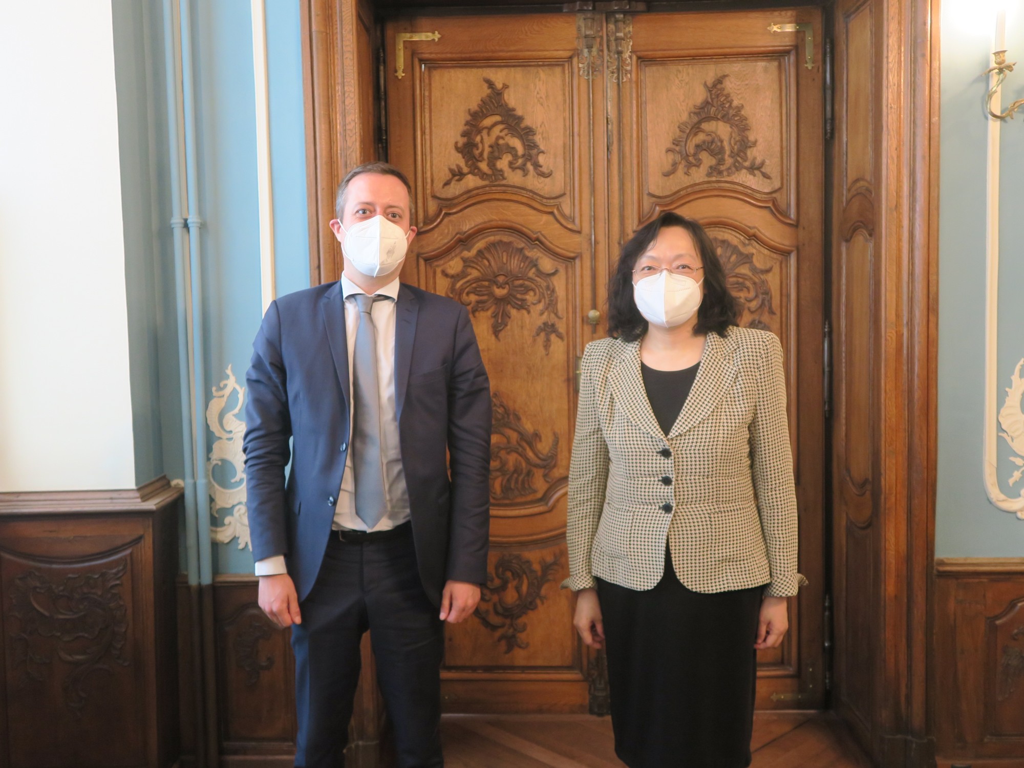 2021年4月21日,中国驻卢森堡大使杨小茸拜会卢森堡首相首席外事顾问