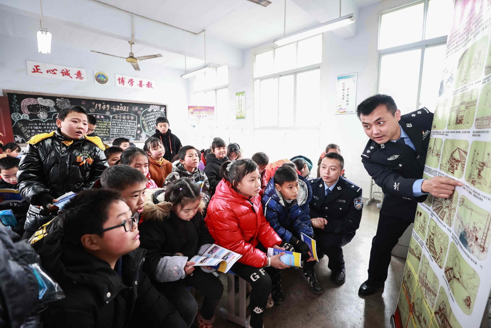 信丰县第五小学开展铁路安全知识宣传教育活动