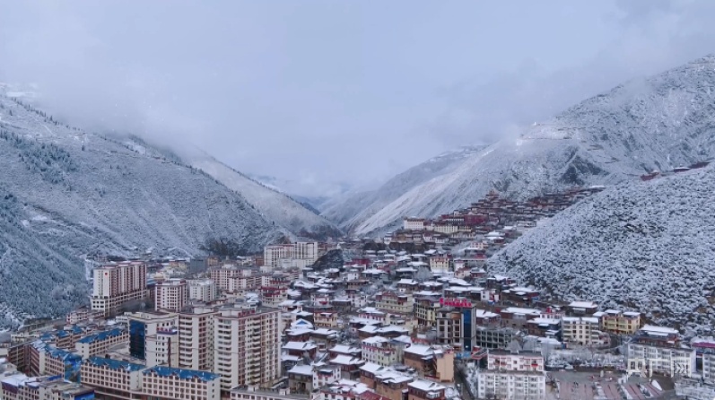 春雪不期而至四川甘孜白玉美如画