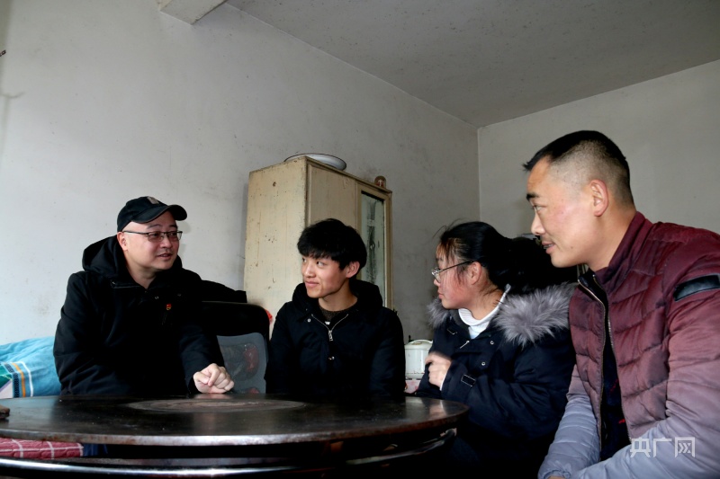 贵州纳雍一户三桃李获国际企业资助