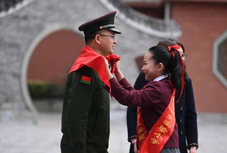 共青团重庆市委副书记张珂,渝北区委常委区人武部部长王代兵等一行